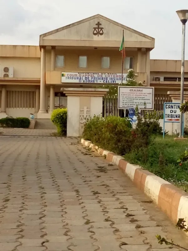 Bénin : identifié grâce à une caméra, un élève en prison pour vol de poisson se défend au tribunal