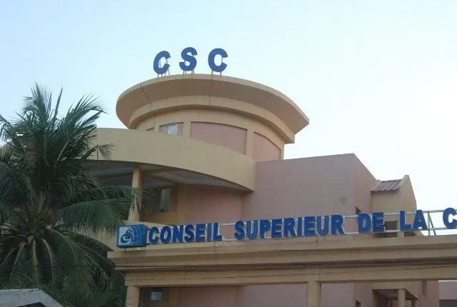 Burkina Faso : le régulateur des médias alerte sur une campagne de désinformation visant les autorités de l’État
